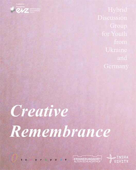 Ein Plakat mit dem Titel 'Creative Remembrance'. Das Plakat ist für eine Hybrid-Diskussionsgruppe für Jugendliche aus der Ukraine und Deutschland. Es wird von der EVZ Foundation (Erinnerung, Verantwortung und Zukunft) unterstützt. Das Design enthält Logos von 'Erinnerungsort Alter Schlachthof' und 'INSHA Osvita'. Der Hintergrund ist einfarbig mit Text in verschiedenen Schriftarten und Größen.